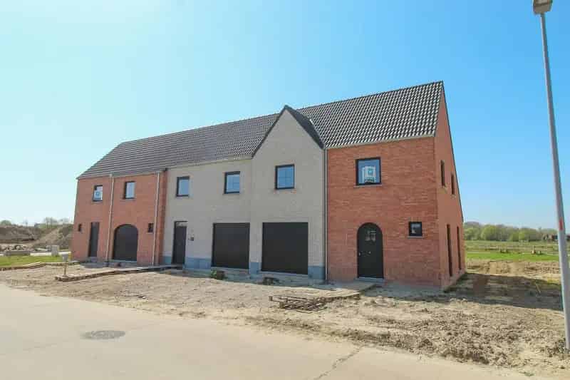 Halfopen nieuwbouwwoning met garage Roeselare