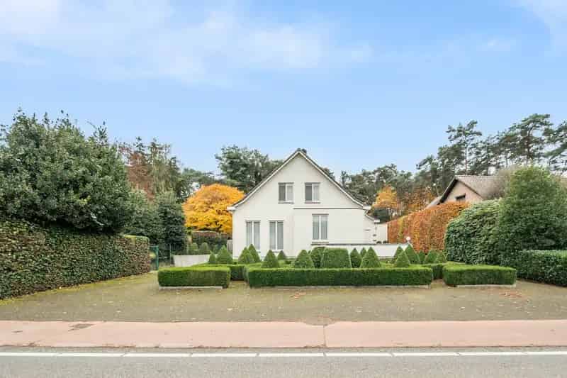 Ruime woning met kantoor en bouwgrond te Eksel