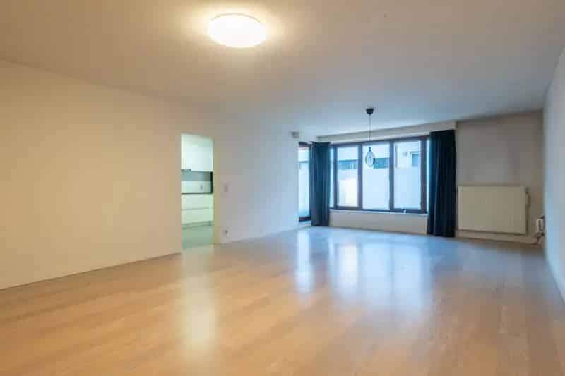 Gerenoveerd 2 Slaapkamer Appartement met Terrassen en Garagebox