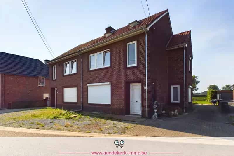 Deels gerenoveerde gezinswoning met 3 slaapkamers