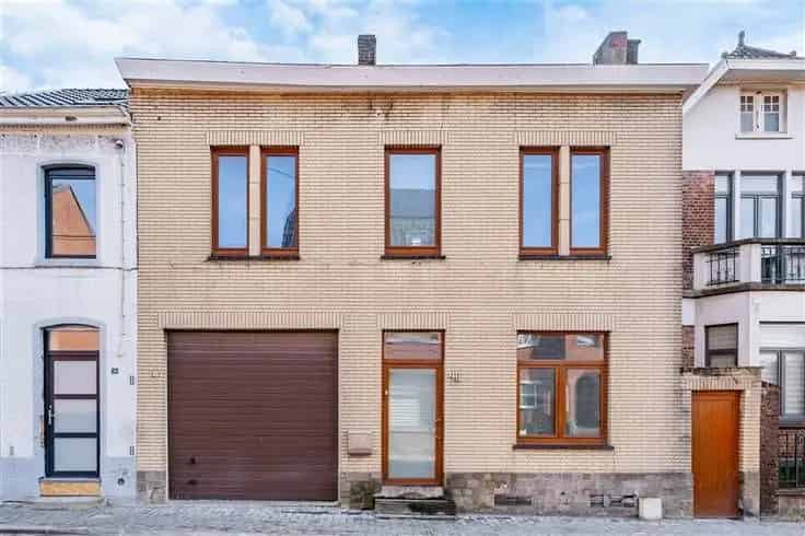Huis Te Koop Sambreville: Grote woning te renoveren