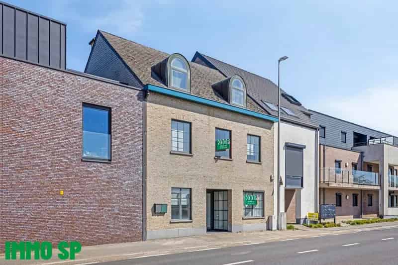 Appartement te koop: gerenoveerd gelijkvloers met veranda en 2 parkeerplaatsen