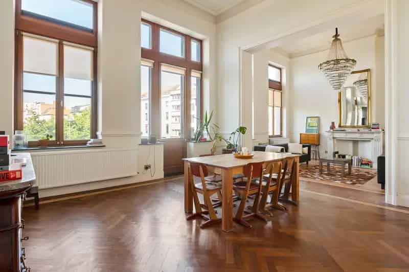 Opbrengsteigendom Antwerpen: Gerenoveerd Postgebouw met 6 Appartementen