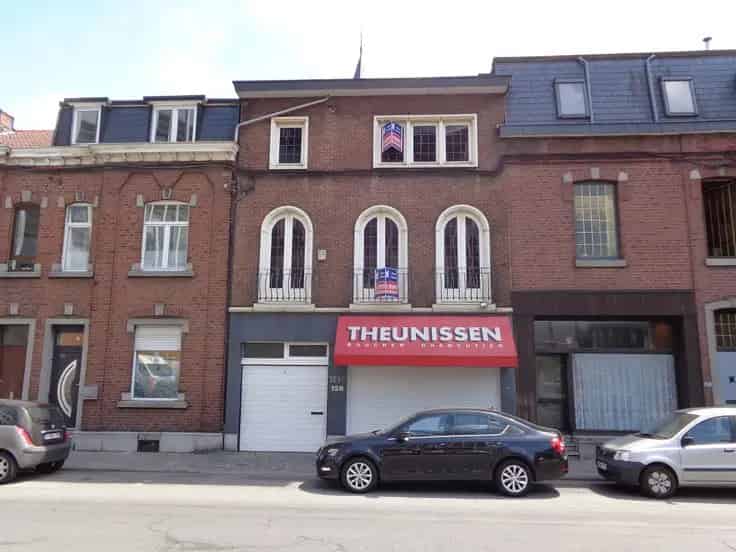 Huis Te Koop: Commercieel Pand met Appartement