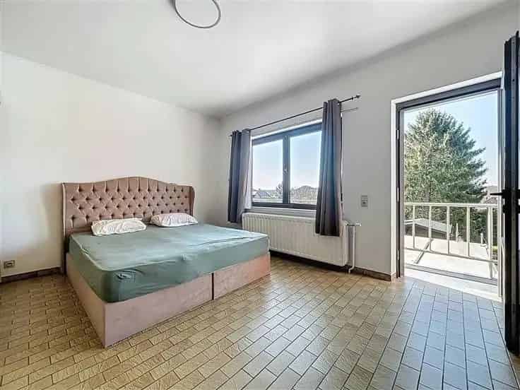 Ruime Familiewoning te Châtelineau 5 slaapkamers 2 badkamers