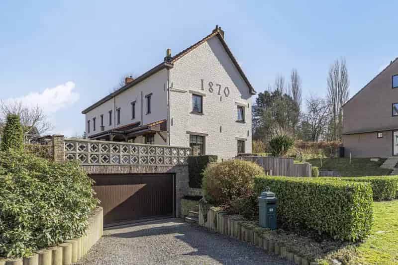 Instapklare Driegevelwoning Beersel: Gerenoveerd met Tuin en Garage