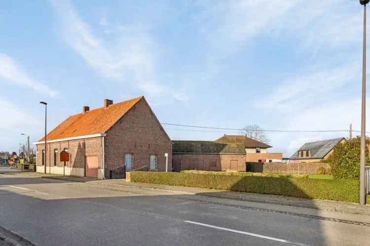 Grondig te renoveren/te slopen woning gelegen in Aarsele op een hoekperceel van 701 m²!