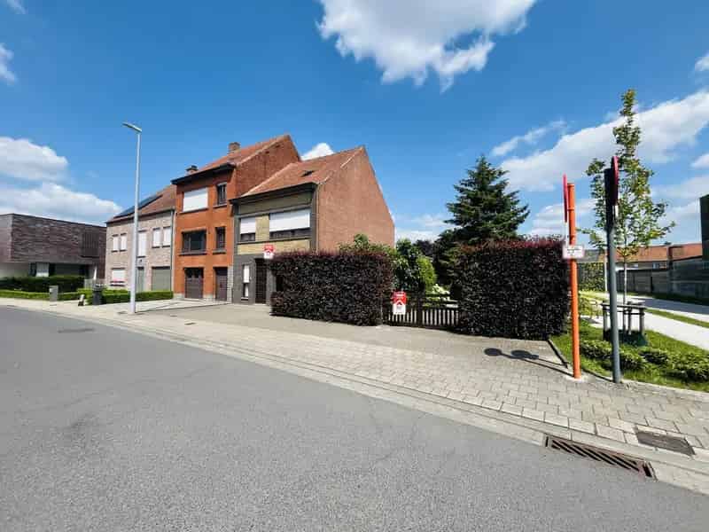 Ruime gezinswoning met diepe tuin te koop in Wevelgem