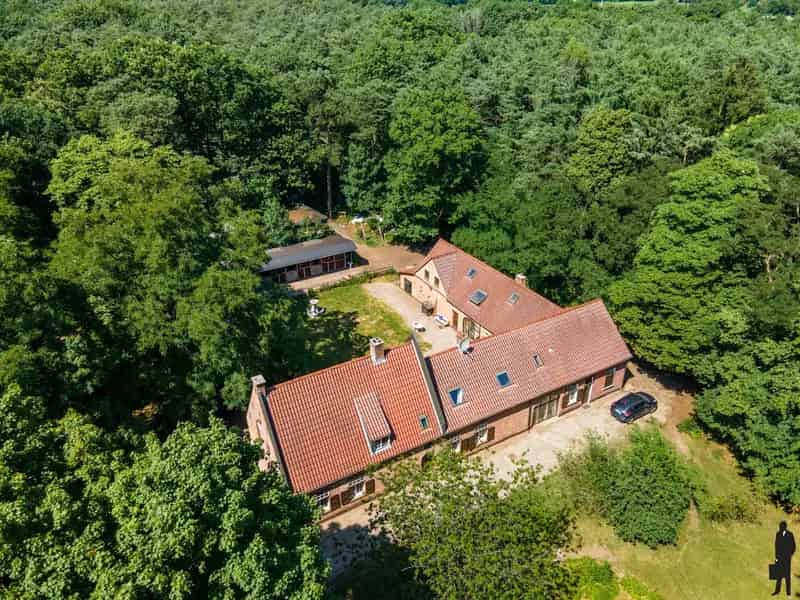 Huis te huur: Grote hoeve met paardenstallen nabij E34