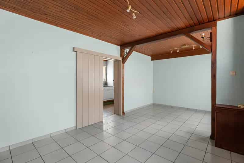 Huis te koop Oostrozebeke: 3 slaapkamers, garage, veel potentieel