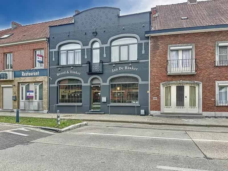 Handelspand met magazijn en bovengelegen appartement.