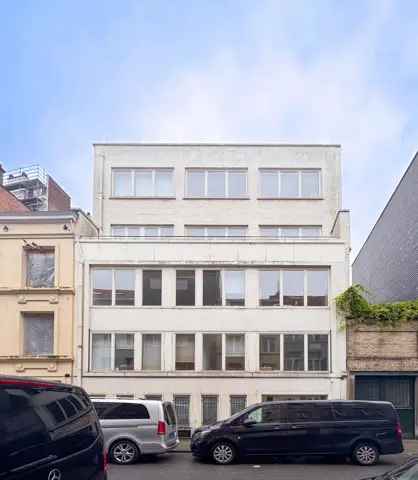 Huur kantoor in Ixelles met modulaire indelingsmogelijkheden