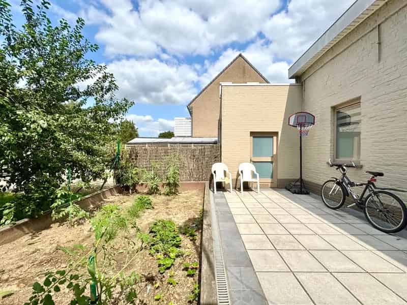 WONING MET DUBBELE GARAGE op 553 M²