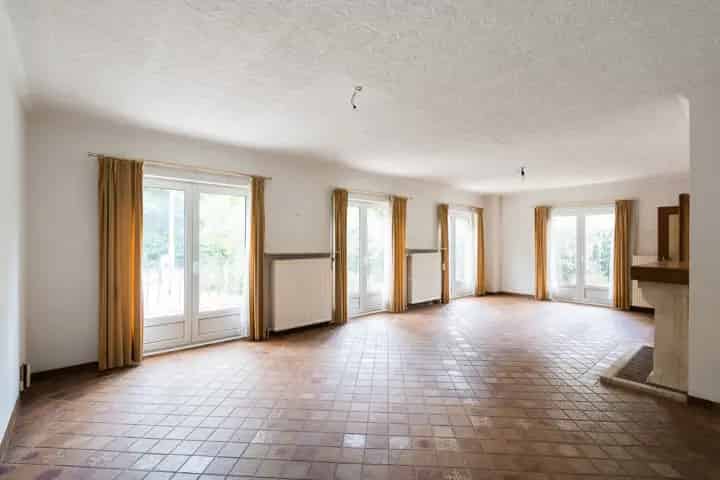 Nivelles 124 Ruime Villa te renoveren