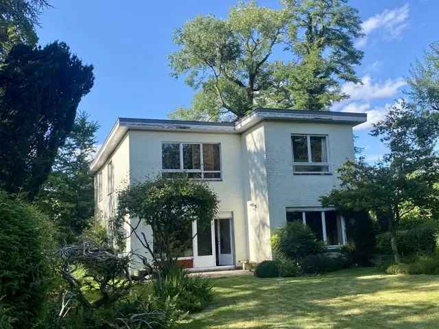 Villa te koop in Uccle met exclusieve kenmerken nabij scholen