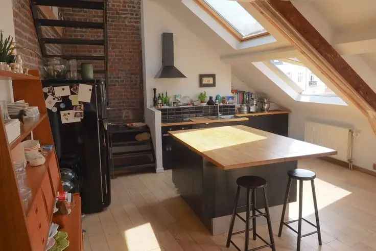 Appartement te koop in een charmante woning met 3 slaapkamers en parket