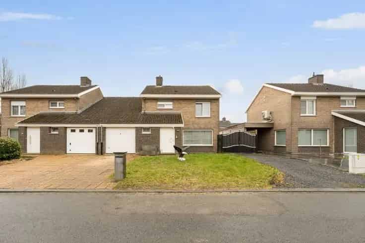 Huis Te Koop Gullegem: 4 Slaapkamers, Garage & Tuin