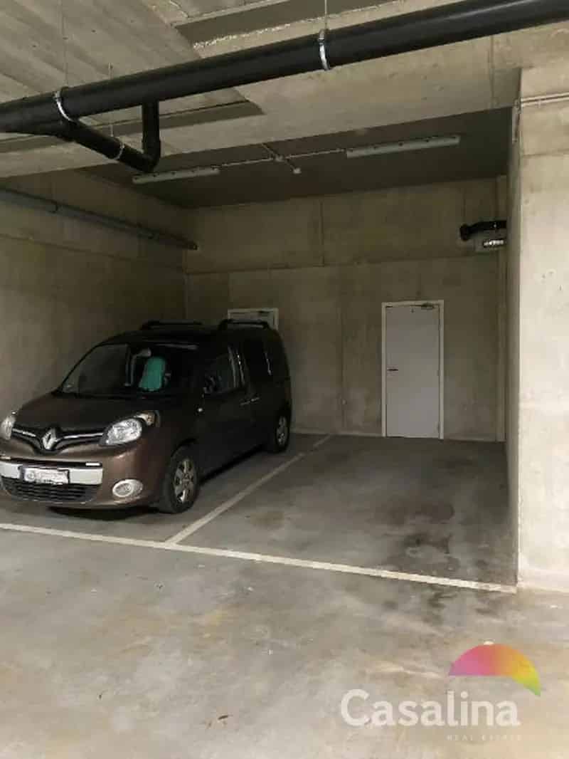 Autostaanplaats met Berging te Huur