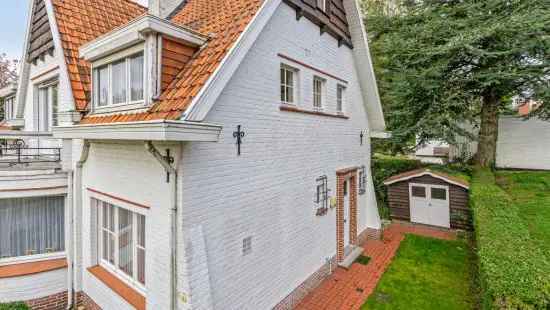 Te koop ruime villa in De Haan met 6 slaapkamers en garage