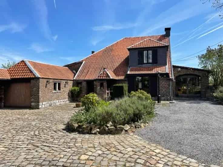 Huis Te Koop: 3 Slaapkamers, Keuken, Veranda en Zolder