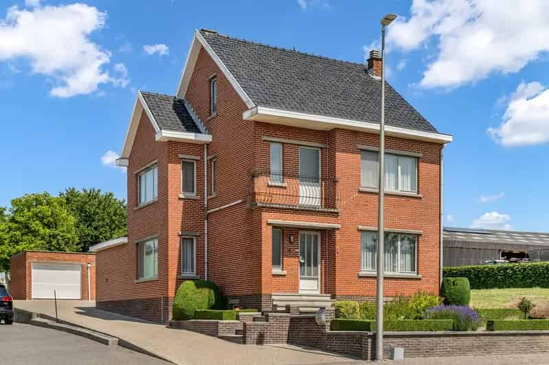 Vrijstaande woning met garage te Mal