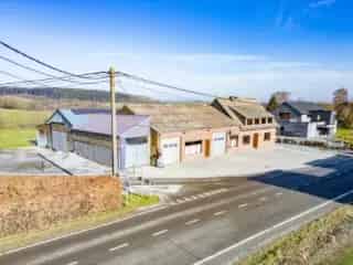 Huis te koop Somme-Leuze: 180m² woning, 210m² garage, 295m² hangar