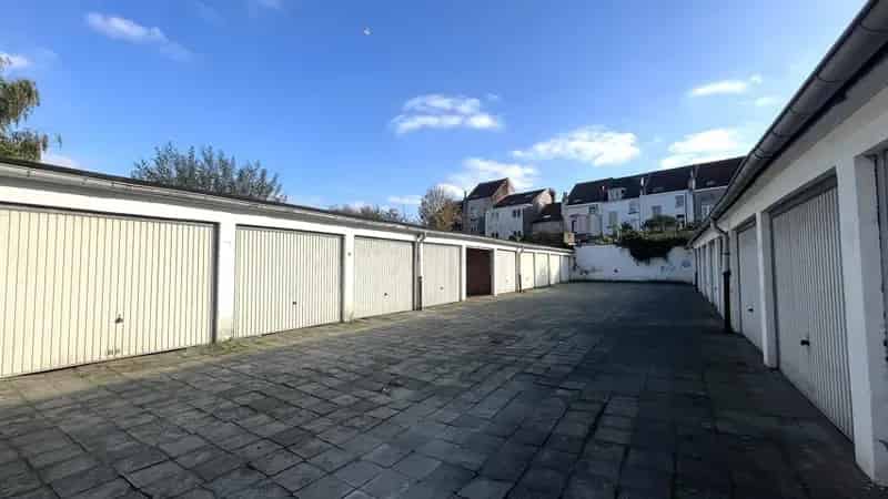 42 Garages te Evere Nabij Helmet