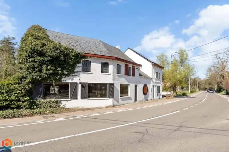 Gerenoveerd Handelsgelijkvloers met Woonst en Parking
