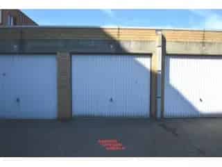 Garagebox te huur Brugge - Ruime box met kantelpoort en verlichting