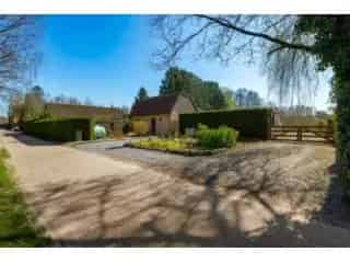 Huis te Koop Arendonk: Instapklare Vakantiewoning met Paardenstallen