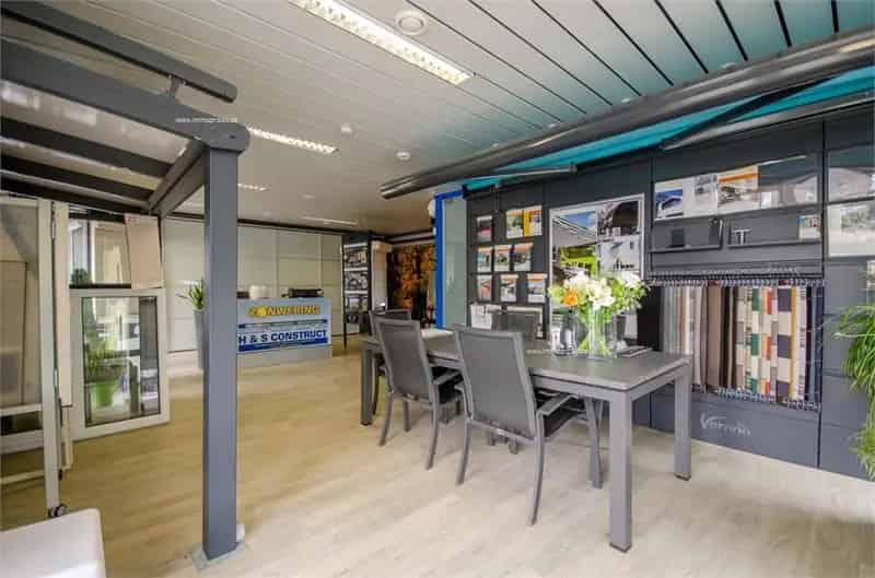 Handelspand met Duplex Appartement en 4 Garages te Eeklo