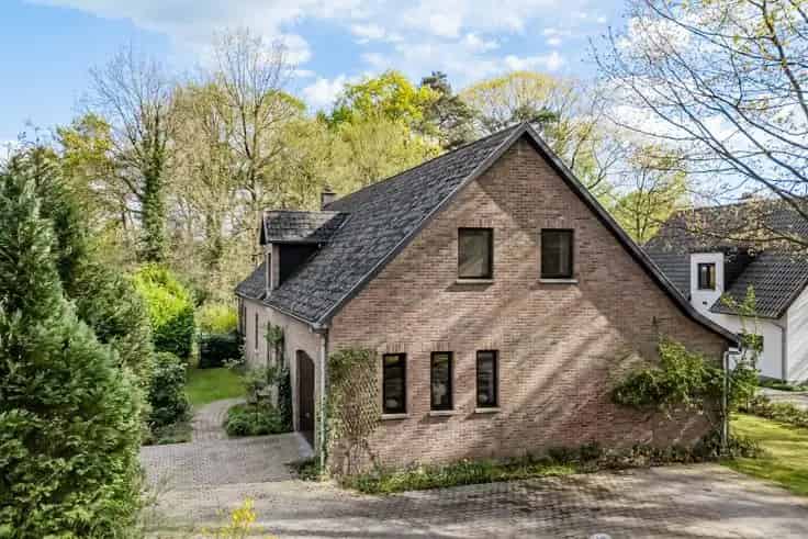Ruime woning te Genk met 4 slaapkamers en grote tuin