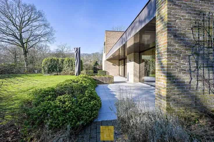 Villa Te Koop: Ruime Instapklare Villa met Royale Tuin
