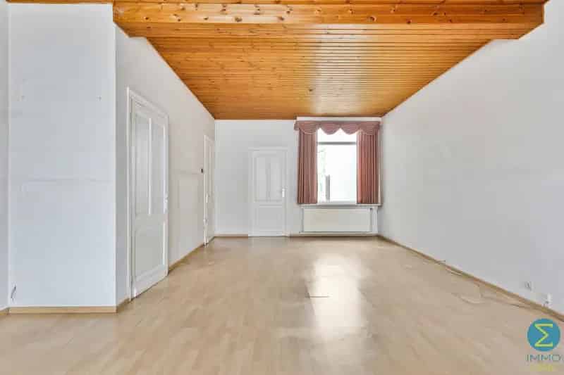 Huis te huur Deels te renoveren 3 slaapkamers grote garage