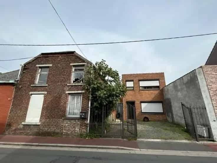 Huis te renoveren met 2 garages en tuin