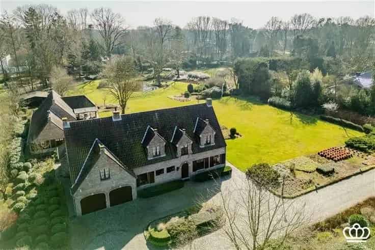 Villa Te Koop met 5 Bouwpercelen en Binnenzwembad
