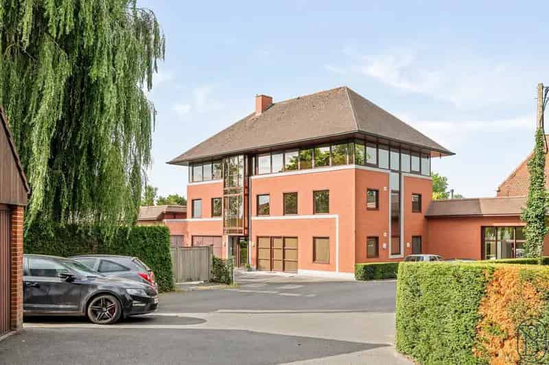 Huis te huur: 3 appartementen, 2 loodsen (1600m²) en kantoren