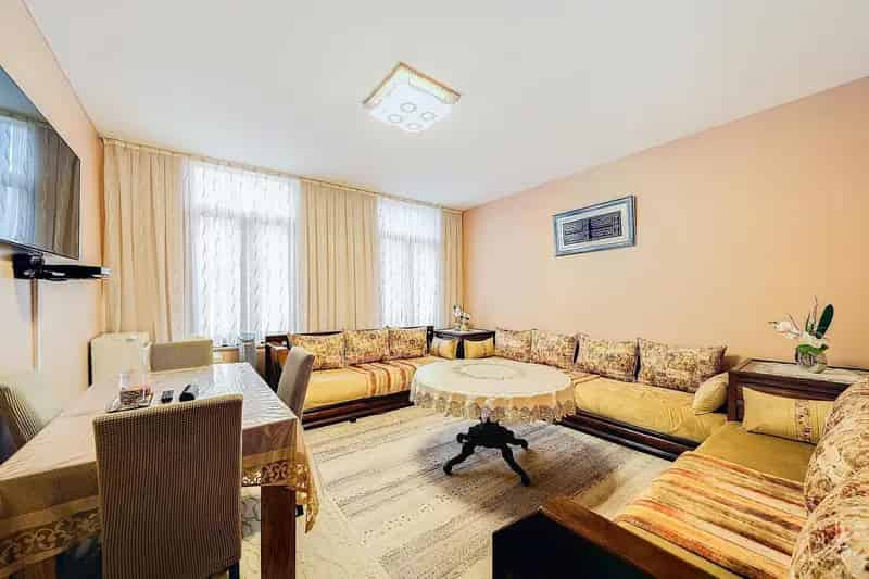 Opbrengsteigendom Sint-Joost-ten-Node: Triplex Appartement en Handelsruimte
