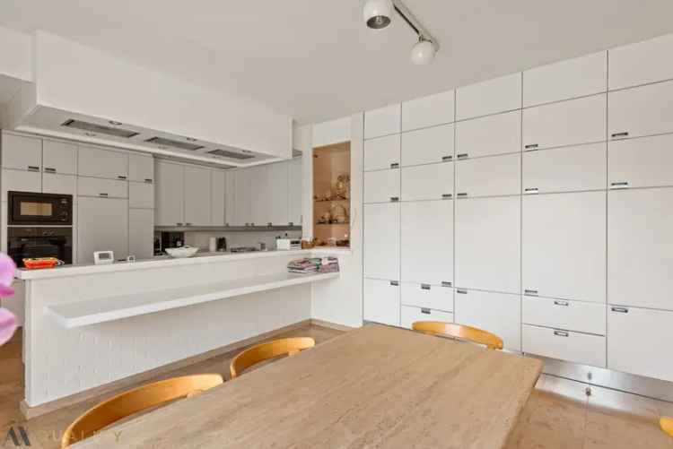 Tijdloze Villa met 5 slaapkamers, dubbele garage en tennisveld