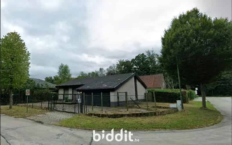 Te renoveren bungalow met zwembad nabij Gent