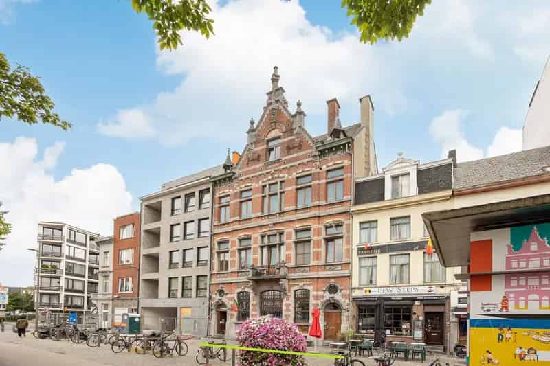 Opbrengsteigendom Antwerpen: Gerenoveerd Postgebouw met 6 Appartementen