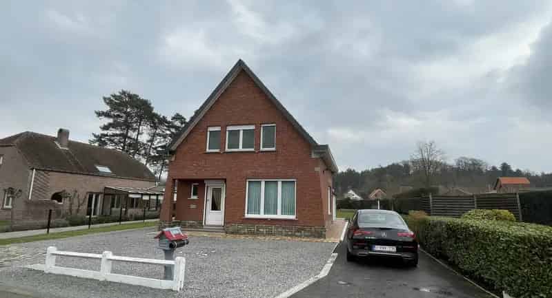 Huis te koop: Ruime woning met tuin en veel potentieel