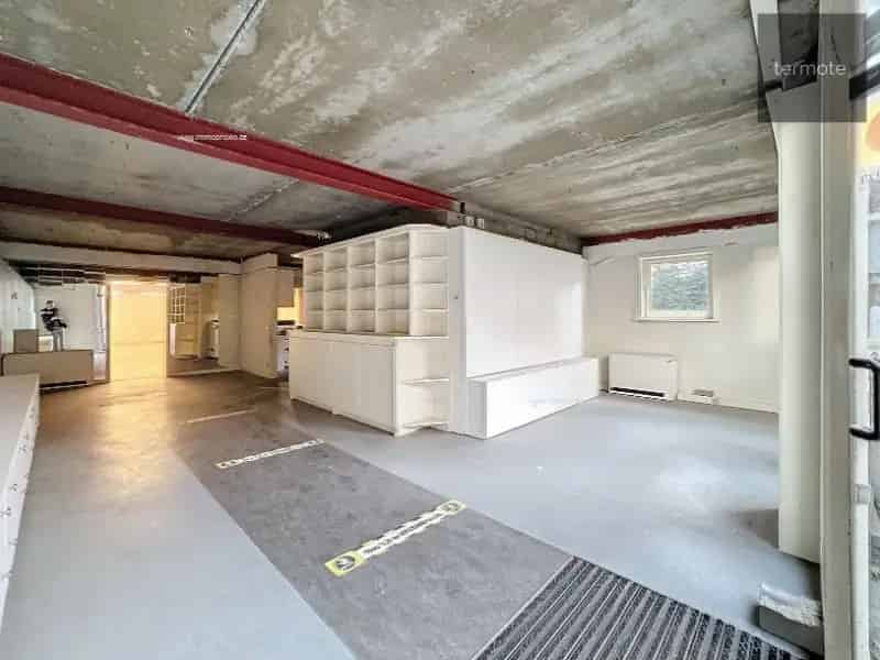 Woning te koop Desselgem: Ruime eigendom met handelsruimte en appartement potentieel