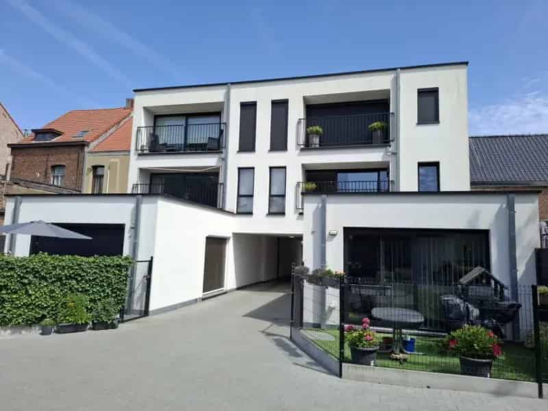 Appartement te huur nabij centrum: 2 slaapkamers, carport en tuintje