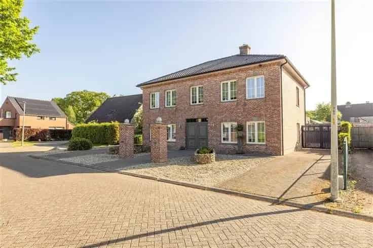 Huis Te Koop Ruime woning 4 slaapkamers zwembad 800m2