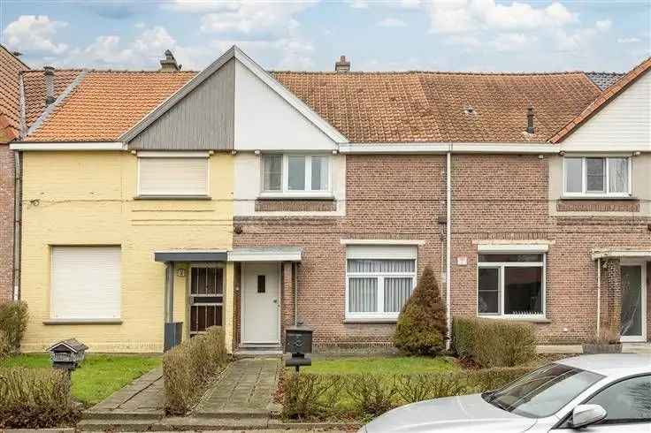 Te renoveren woning te koop met 3 slaapkamers en grote tuin