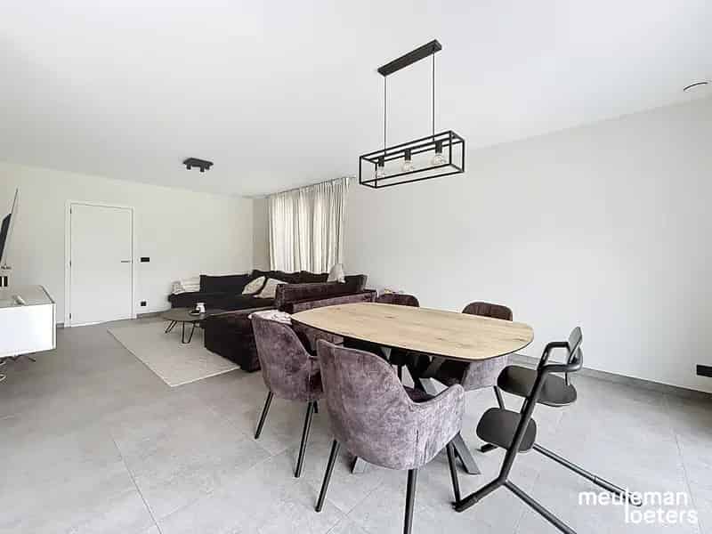 Recente Woning Nabij Commercieel Centrum