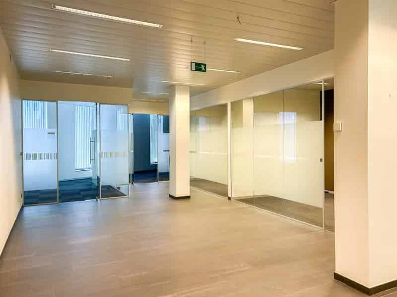 Handelspand gelijkvloers met parking Leien
