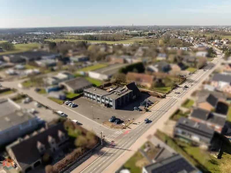 Kantoorgebouw 2433m2 Ruime Parking