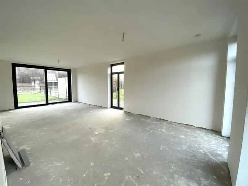 Halfopen nieuwbouwwoning te Herselt bijna volledig afgewerkt